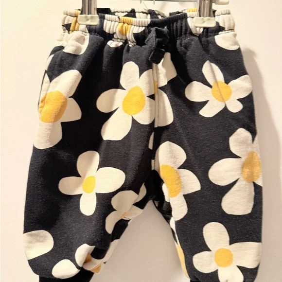 Hanna Andersson 3-6 mos Black and Yellow Daisy Baby Terry Sweatsuit Matching Set - Picture 3 of 6
